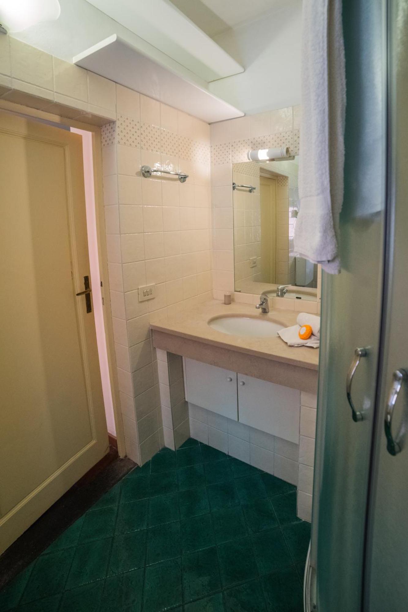 S3 Tower - Dolcevita Holiday Флоренция Экстерьер фото